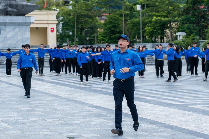 Thạc sĩ Trần Trọng Đại - Phó Bí thư Đoàn Trường Đại học Luật Hà Nội (người chạy) trong một hoạt động tập thể với sinh viên.