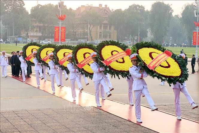 Đoàn lãnh đạo, nguyên lãnh đạo Đảng, Nhà nước đặt vòng hoa, vào Lăng viếng Chủ tịch Hồ Chí Minh. Ảnh: theo PLVN