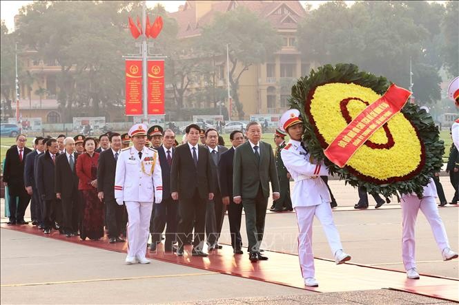 Đoàn lãnh đạo, nguyên lãnh đạo Đảng, Nhà nước đặt vòng hoa, vào Lăng viếng Chủ tịch Hồ Chí Minh. Ảnh: theo PLVN