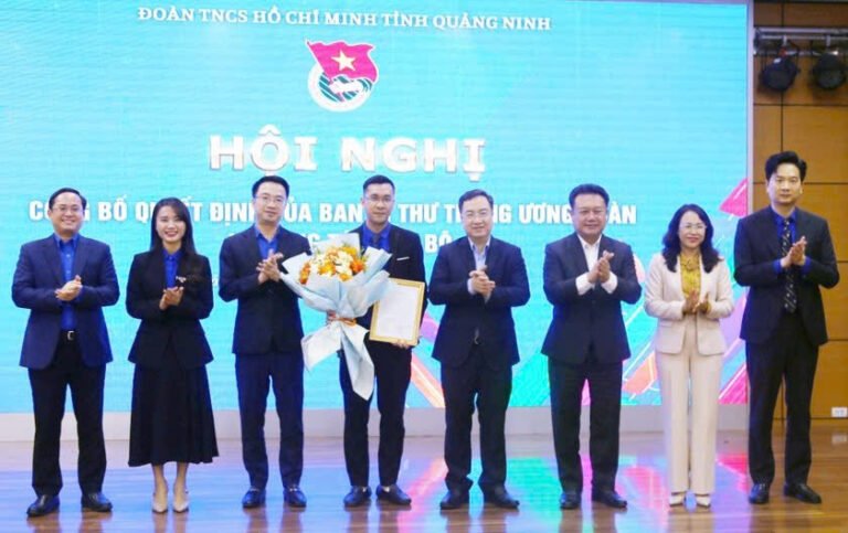 Lãnh đạo tặng hoa chúc mừng anh Nguyễn Thế Minh, giữ chức Bí thư Tỉnh Đoàn Quảng Ninh khóa XII, nhiệm kỳ 2022-2027. Ảnh Báo PLVN