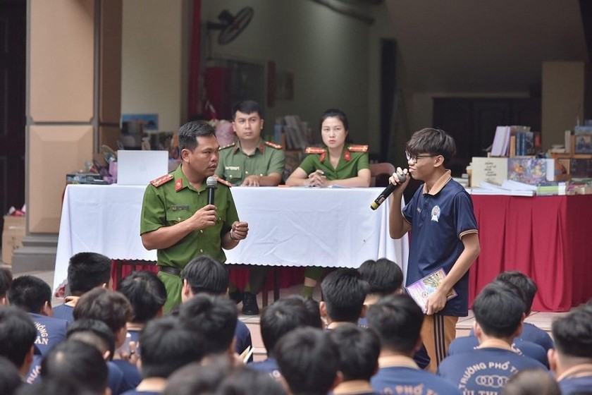 Ngoài các buổi tuyên truyền đến người dân, anh còn tham gia các buổi tuyên truyền ở trường học để giúp các em học sinh nhận thức rõ hơn, biết tránh xa tệ nạn xã hội.