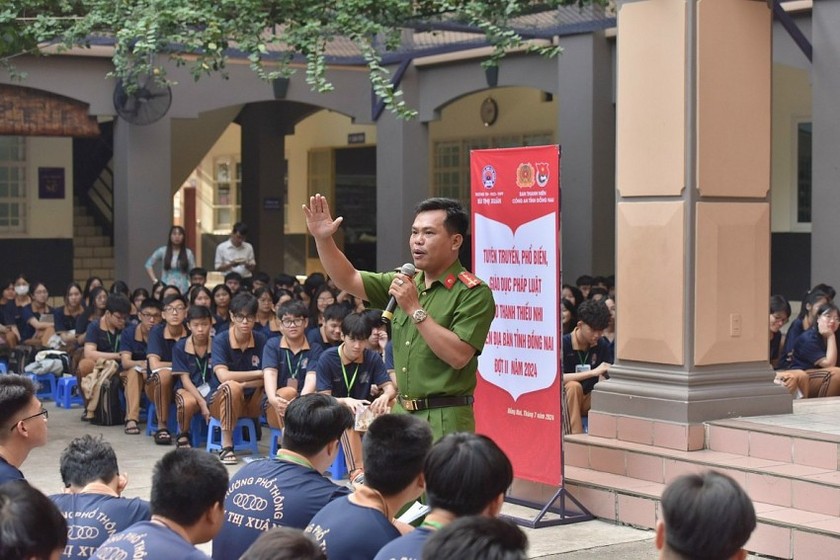 Học sinh các trường học ở Đồng Nai rất thích nghe Đại uý Phan Hoàng Sử kể chuyện phá án và phổ biến các kiến thức pháp luật theo độ tuổi