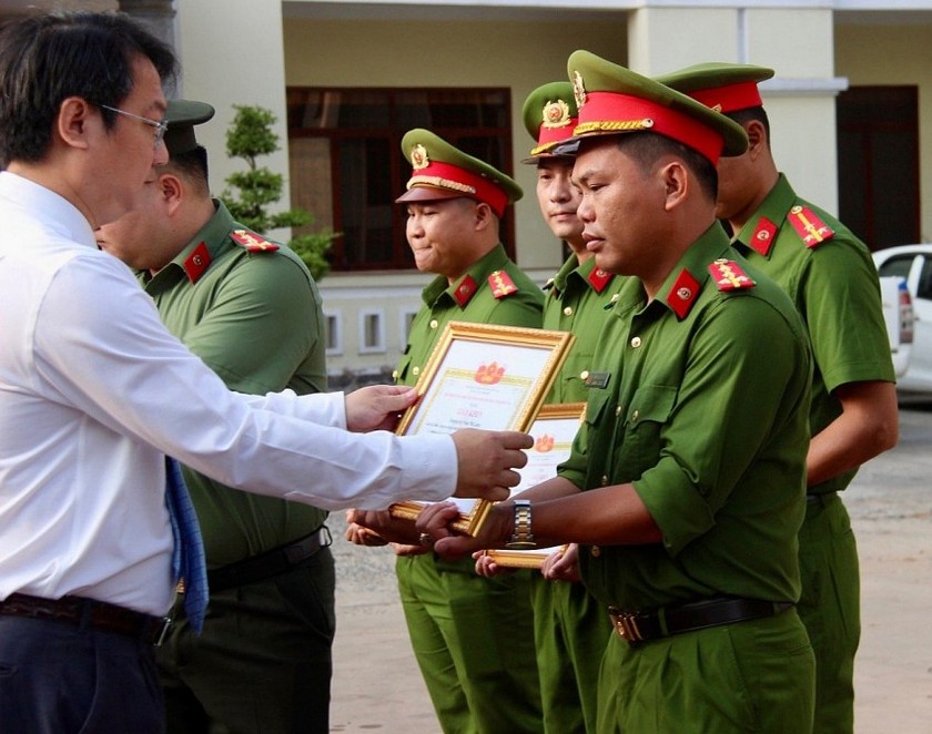 Đại uý Phan Hoàng Sử nhận Bằng khen vì có nhiều thành tích trong việc phá các chuyên án