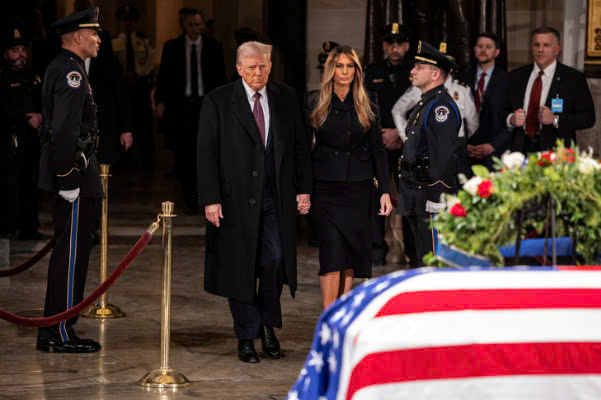 Bắt giữ kẻ tình nghi mang vũ khí, ông Trump tới Điện Capitol