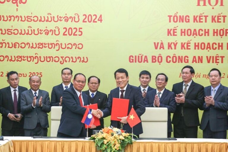 Bộ trưởng Bộ Công An hai nước ký kế hoạch hợp tác năm 2025. Ảnh: Khổng Hà/CAND