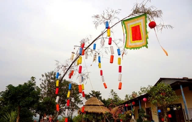 Dựng cây nêu vào ngày Tết mang lại rất nhiều ý nghĩa. Ảnh: Internet