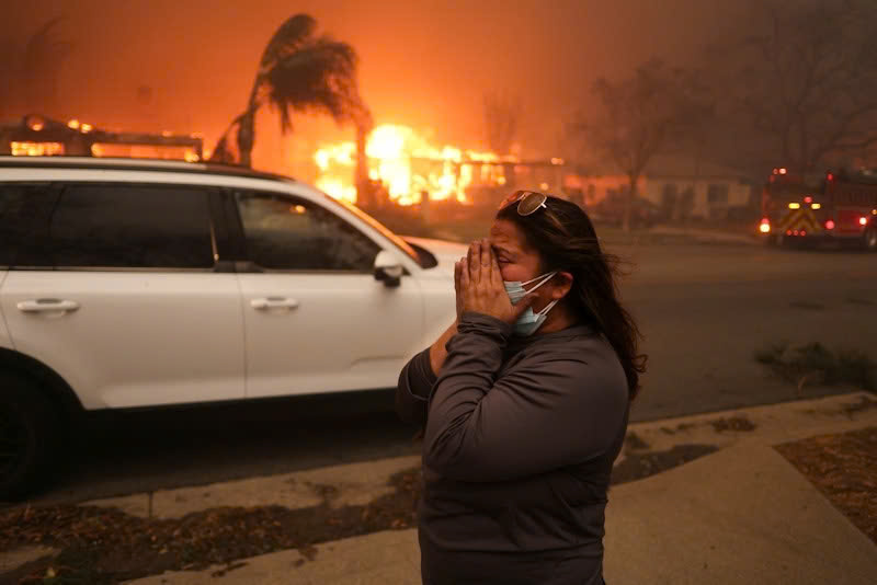 Người dân òa khóc vì nhà, tài sản đã bị thiêu rụi trong đám cháy. Ảnh: Reuters