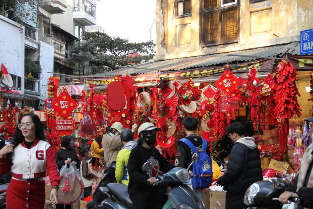 Phố Hàng Mã rực rỡ sắc màu với những dãy hàng bán đồ trang trí Tết, thu hút đông đảo người dân đến mua sắm. Ảnh: Thanh Chung