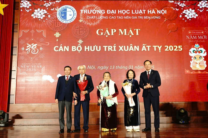 Lãnh đạo nhà trường tặng quà, tri ân một số cán bộ hưu trí. Ảnh: Báo PLVN