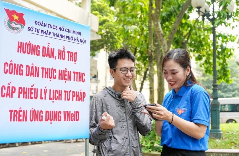 Đoàn viên, thanh niên Sở Tư pháp Hà Nội hướng dẫn công dân thực hiện cấp Phiếu lý lịch tư pháp trên ứng dụng VNeID. (Ảnh: báo PLVN)