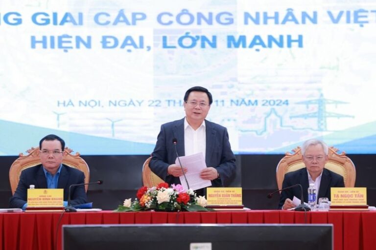 GS.TS Nguyễn Xuân Thắng phát biểu tại Hội thảo “Xây dựng giai cấp công nhân Việt Nam hiện đại, lớn mạnh”. (Ảnh: báo PLVN)