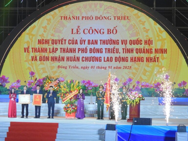 Lễ công bố thành lập và trao Huân chương Lao động hạng Nhất cho thành phố Đông Triều. (Ảnh: báo PLVN)