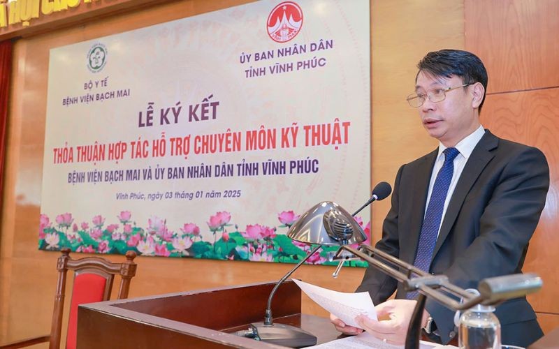 Ông Nguyễn Khắc Hiếu, Phó Chủ tịch UBND tỉnh Vĩnh Phúc phát biểu tại buổi lễ ký kết hợp tác Vĩnh Phúc hợp tác với Bệnh viện Bạch Mai. Ảnh: Báo PLVN