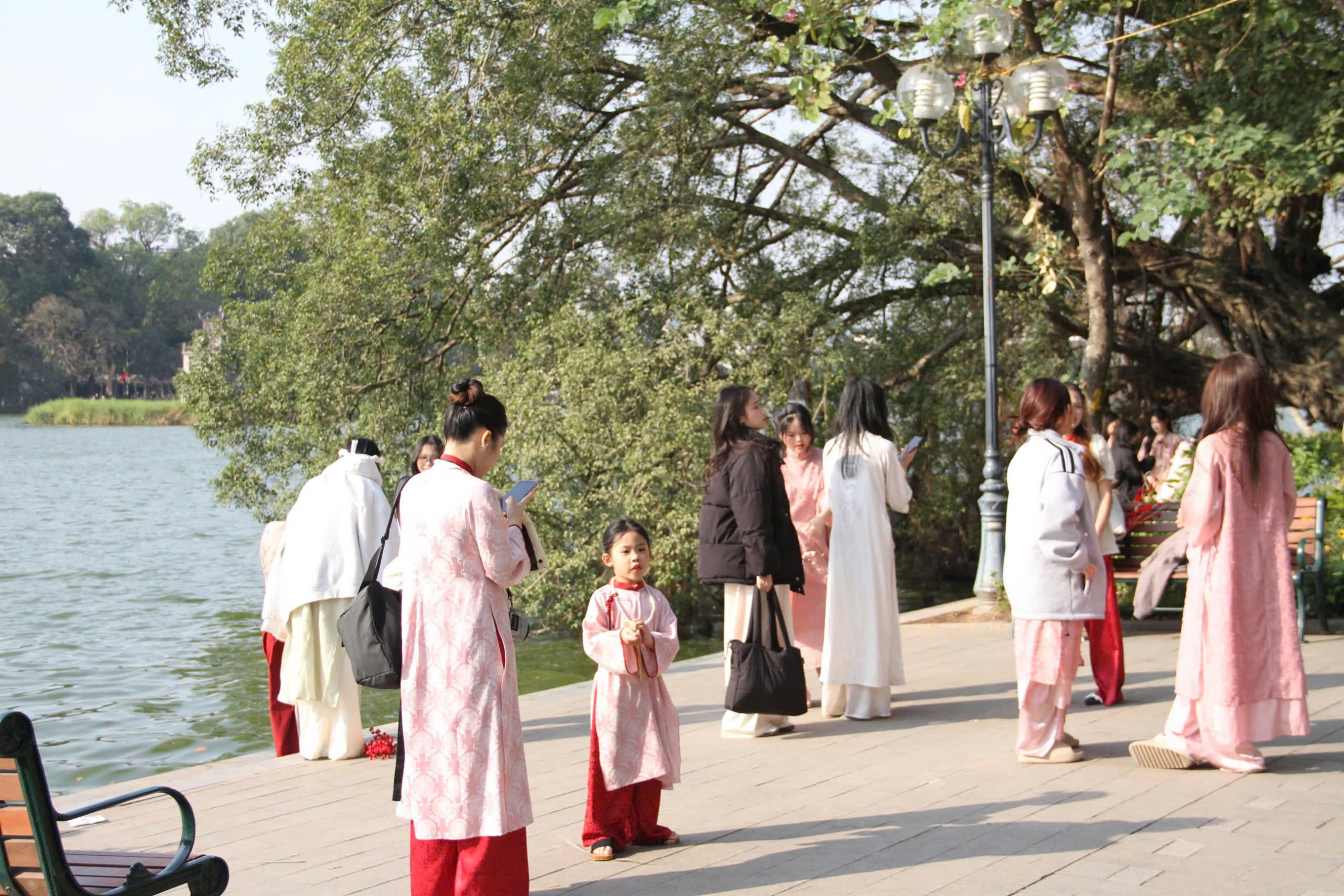 Bạn nhỏ mặc váy cách tân tạo dáng, chụp ảnh lưu lại kỷ niệm trên phố. Ảnh: Thanh Chung