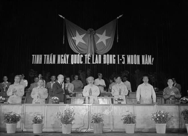 Chủ tịch Hồ Chí Minh dự Lễ kỷ niệm Ngày Quốc tế Lao động 1-5-1955. Ảnh minh họa: Internet