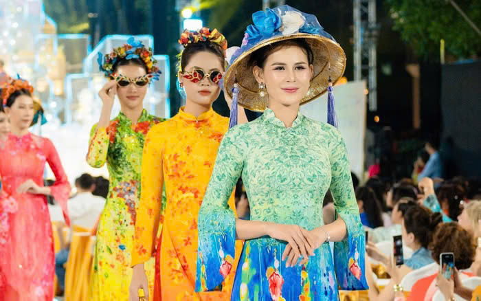 Tà áo dài Việt Nam được nhà thiết kế Đỗ Trịnh Hoài Nam lấy cảm hứng từ truyền thống văn hoá lịch sử lâu đời của dân tộc. Ảnh: Internet