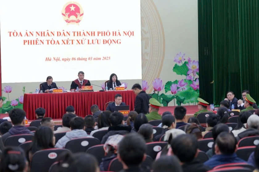 Phiên tòa xét xử được tổ chức công khai, lưu động tại hội trường Uỷ ban Nhân dân xã Quang Tiến. Ảnh: H.M