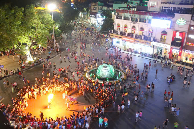 Quảng trường Đông Kinh Nghĩa Thục thường xuyên diễn ra các hoạt động văn hóa nghệ thuật vào dịp cuối tuần hoặc dịp lễ Tết. Ảnh: N.T