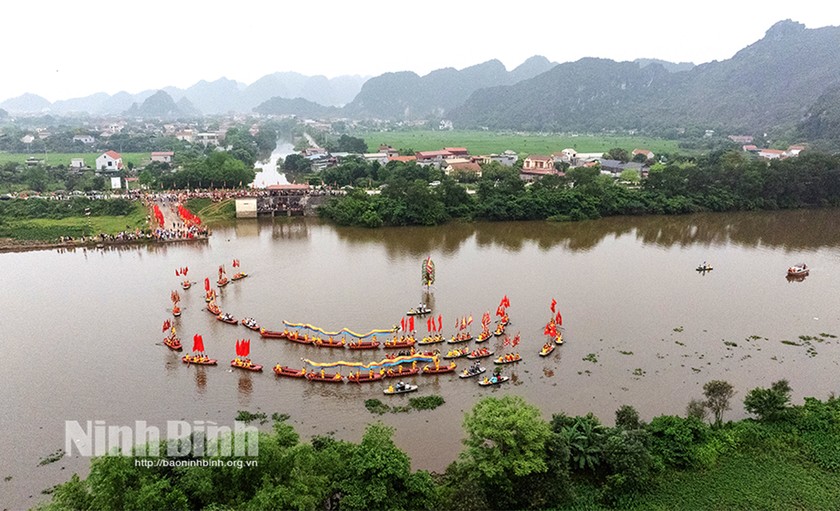 Lễ rước nước trên sông Hoàng Long. Ảnh: T.Huy