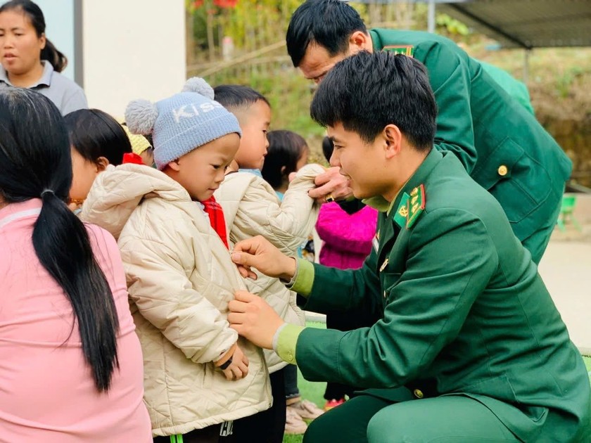 Chiến sĩ Biên phòng dành tình cảm cho những đứa trẻ vùng biên như con em của mình. Ảnh: Báo PLVN