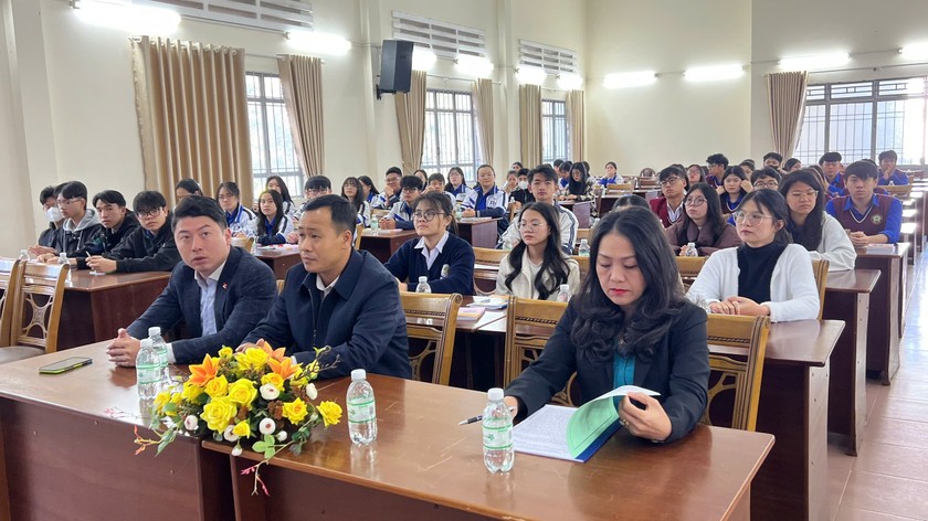 Các đại biểu và học viên tham gia khai mạc lớp học. Ảnh: Báo PLVN