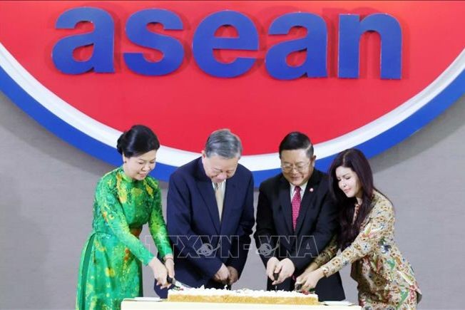 Tổng Bí thư Tô Lâm và Phu nhân cùng Tổng Thư ký ASEAN Kao Kim Hourn và Phu nhân cắt bánh chào mừng 30 năm Việt Nam gia nhập ASEAN. (Ảnh: Thống Nhất.TTXVN)