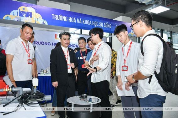 Sinh viên Đại học Bách khoa Hà Nội giới thiệu sản phẩm tại Hội nghị Sinh viên NCKH lần thứ 41. (Ảnh: V.Lê)