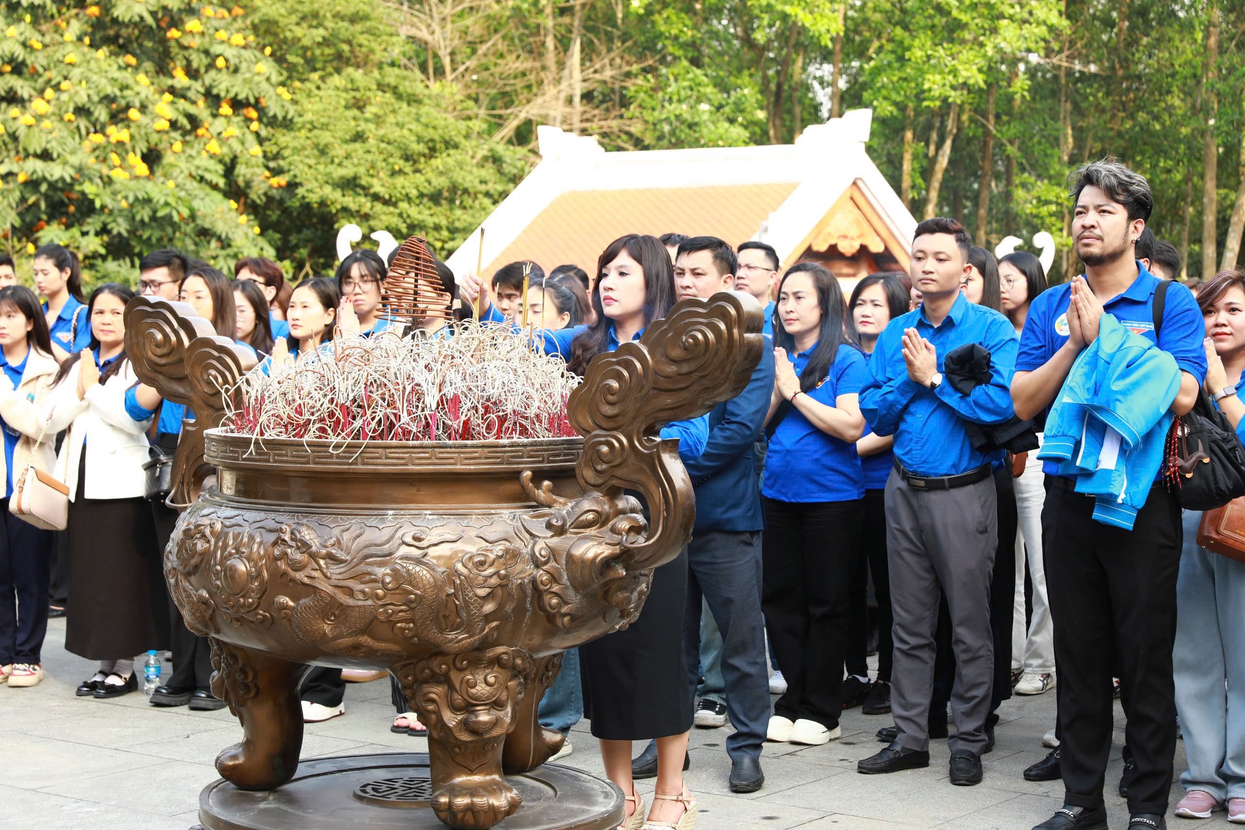 Đoàn di chuyển đi thắp hương thể hiện lòng kính trọng đối với lịch sử và những giá trị văn hóa truyền thống của vùng đất Cam Thượng