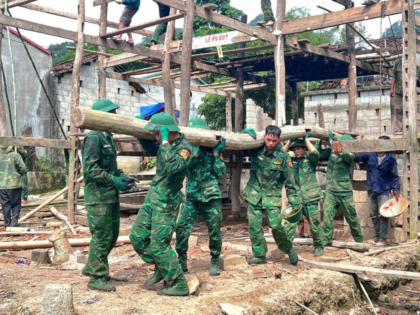 Bộ đội Biên phòng tỉnh Cao Bằng giúp người dân sửa chữa nhà cửa sau thiên tai. Ảnh: Báo PLVN