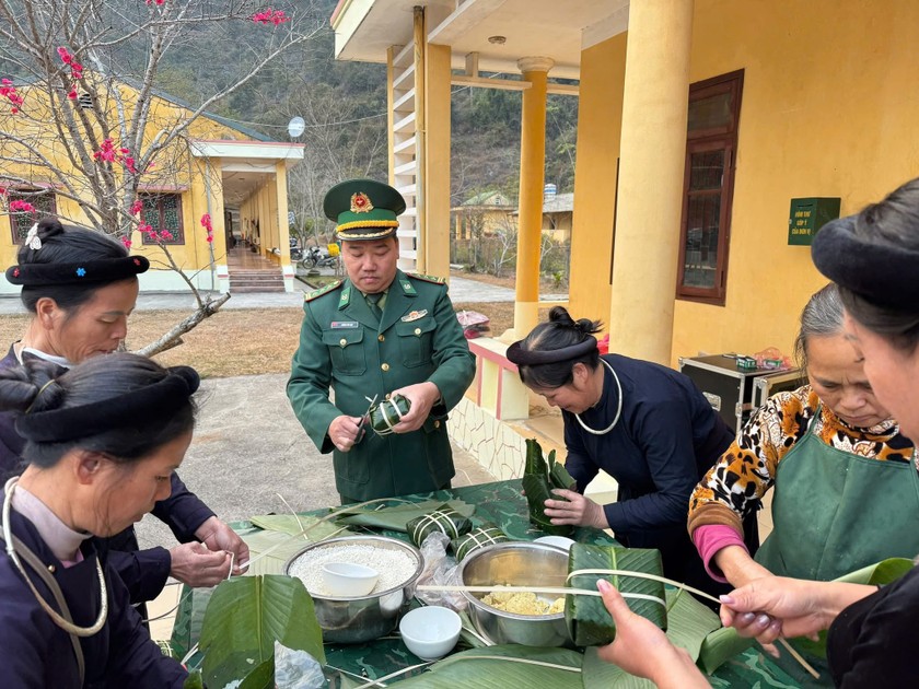 Những chiếc bánh chưng các chiến sĩ gói tặng bà con biên giới là minh chứng của tình quân dân gắn kết. Ảnh: Báo PLVN