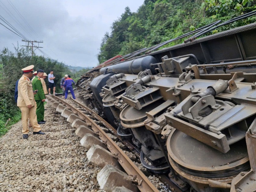 Quá trình khắc phục sự cố gặp nhiều khó khăn do hàng trăm mét đường ra bị uốn cong vênh, lượn sóng. Ảnh: Báo PLVN