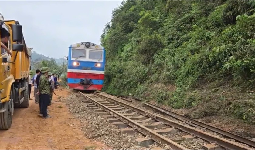 Đường sắt Bắc- Nam đoạn qua xã Đức Liên, huyện Vũ Quang đã lưu thông trở lại. Ảnh: Báo PLVN