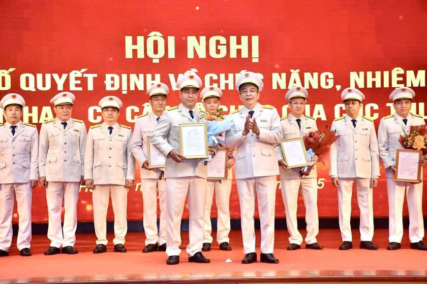 Ông Nguyễn Huy Hồng, nguyên Cục trưởng Cục Thuế tỉnh Phú Thọ nhận quyết định bổ nhiệm giữ chức Chi cục trưởng Chi cục Thuế Khu vực VIII. Ảnh: Chi cục Thuế Khu vực VIII