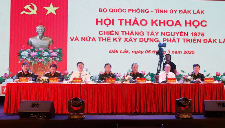 Đoàn Chủ tịch hội thảo khoa học với Chủ đề: "Chiến thắng Tây Nguyên 1975 và nửa thế kỷ xây dựng, phát triển Đắk Lắk".  Ảnh: VGP