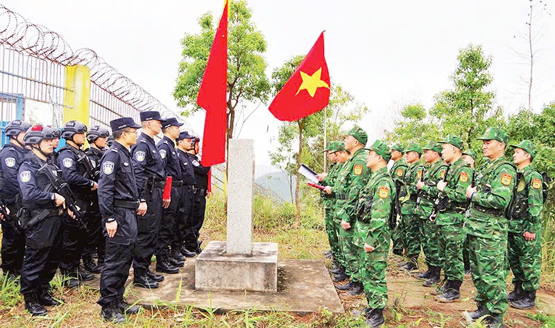 Cán bộ, chiến sĩ Đồn Biên phòng Ba Sơn, Cao Lộc, Lạng Sơn (Việt Nam) phối hợp với Đại đội quản lý biên giới Ninh Minh, Quảng Tây (Trung Quốc) tiến hành hoạt động kiểm tra cột mốc biên giới. Ảnh: Báo Nhân Dân