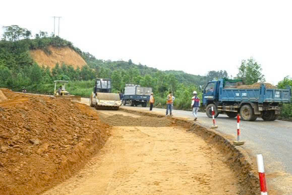 Nhiều khúc cua tiềm ẩn tai nạn giao thông trên QL49 đã được đào bạt, mở rộng tầm nhìn nhằm bảo đảm an toàn cho người đi đường. Ảnh: T.N