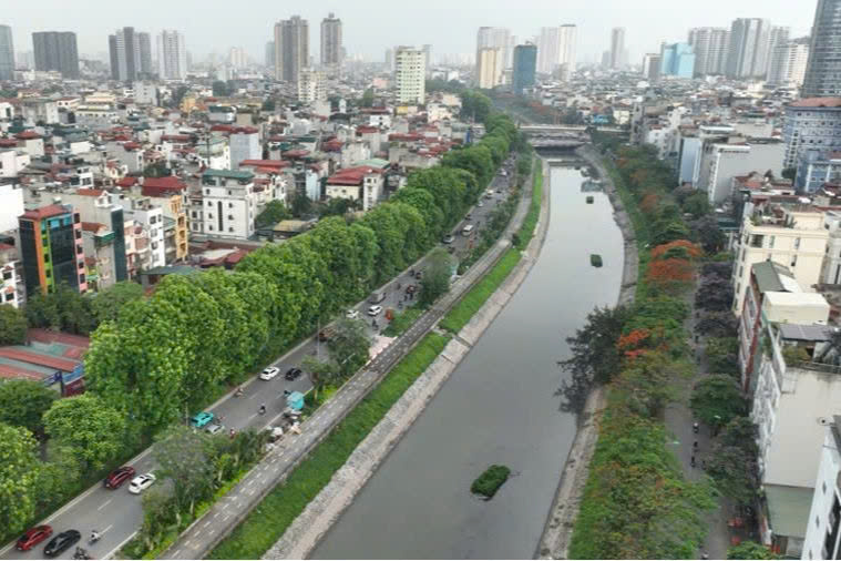  Hà Nội đang khẩn trương thực hiện các giải pháp bổ cập nước sông Tô Lịch. Ảnh: P.H