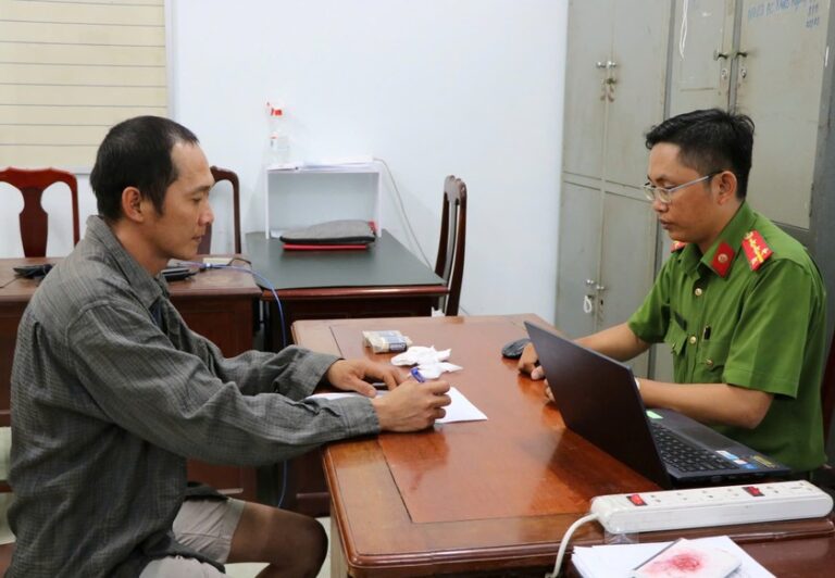 Lực lượng chức năng tiến hành lấy lời khai đối tượng Kim. Ảnh: Báo PLVN