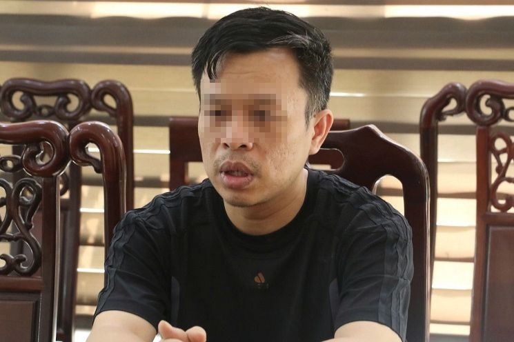 Đối tượng Hoàng Tứ Trạch tại cơ quan công an. Ảnh: Báo PLVN