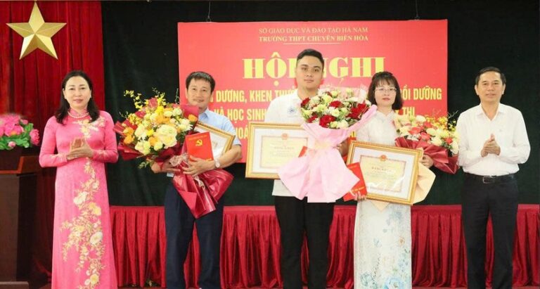 Ông Trần Xuân Dưỡng, Phó Chủ tịch UBND tỉnh, cùng bà Đinh Thị Lụa đã trao tặng Bằng khen của Chủ tịch UBND tỉnh cho em Đỗ Trung Kiên và hai giáo viên bồi dưỡng. Ảnh: Báo PLVN