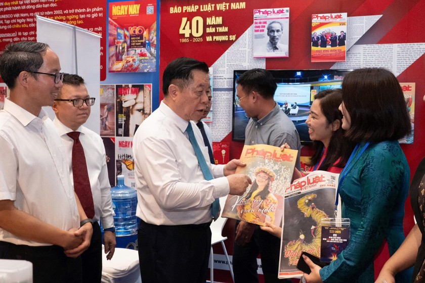 Ông Nguyễn Trọng Nghĩa - Ủy viên Bộ Chính trị, Bí thư Trung ương Đảng, Trưởng Ban Tuyên giáo và Dân vận Trung ương tham quan gian trưng bày của báo Pháp luật Việt Nam. Ảnh: Báo PLVN