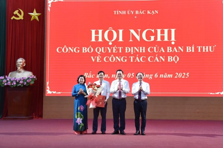 Lãnh đạo tỉnh Bắc Kạn tặng hoa chúc mừng ông Đinh Quang Tuyên. Ảnh: Báo PLVN