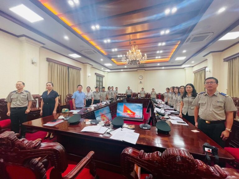Các đại biểu làm lễ chào cờ. Ảnh: Báo PLVN