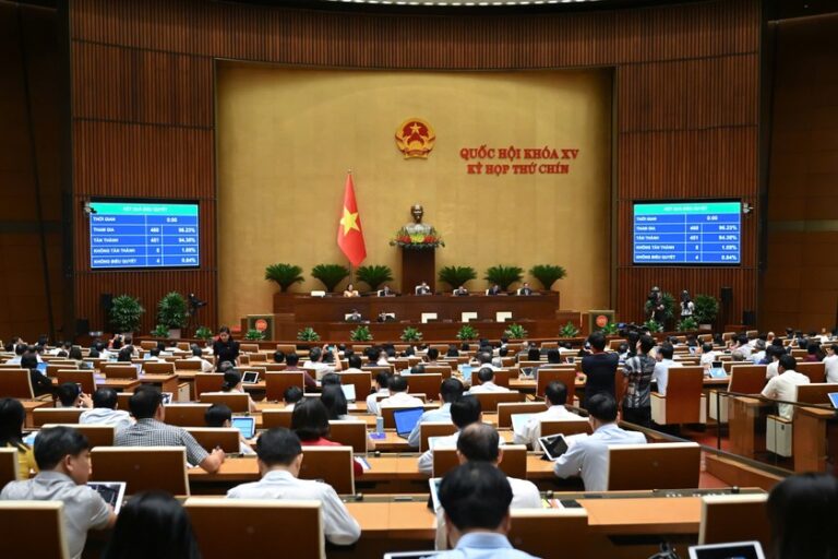 Phiên họp Quốc hội thông qua Luật Nhà giáo. (Ảnh: Cổng TTĐTQH)