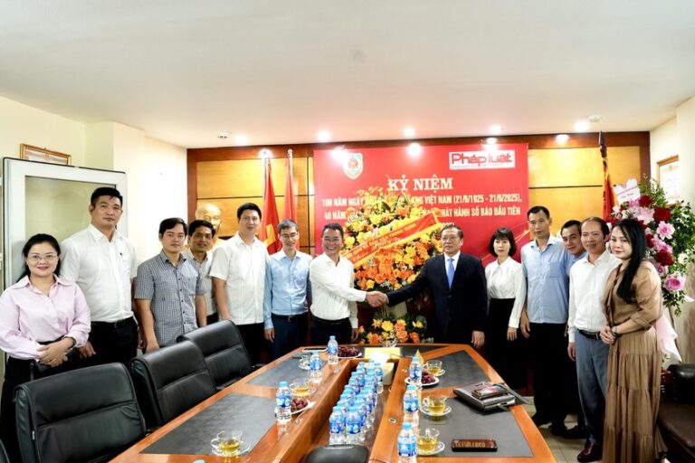 Phó Trưởng ban Thường trực Ban Tuyên giáo và Dân vận Trung ương tặng hoa chúc mừng Báo Pháp luật Việt Nam. Ảnh: Báo PLVN
