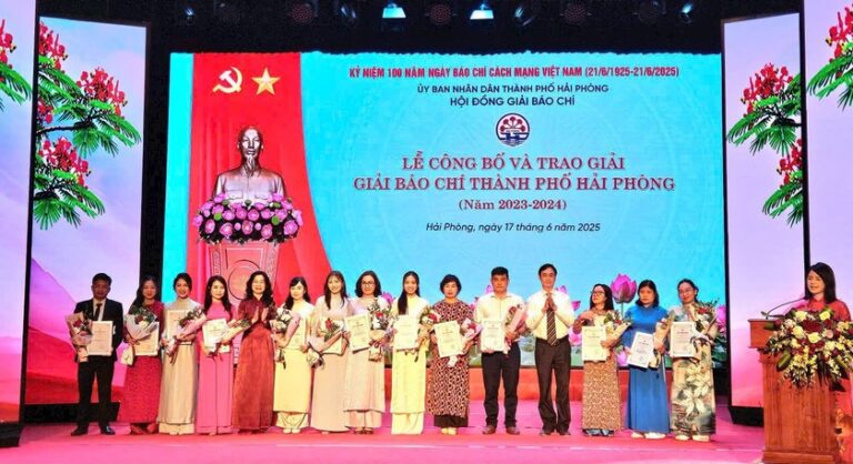 Ban Tổ chức trao giải cho các tác giả có tác phẩm đạt giải. Ảnh: Báo PLVN