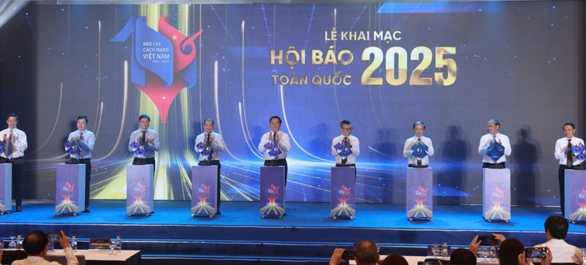 Các đại biểu ấn nút khai mạc Hội báo toàn quốc năm 2025. Ảnh: Báo PLVN