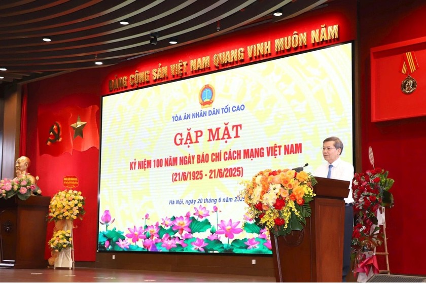 Đồng chí Lê Minh Trí - Bí thư Trung ương Đảng, Bí thư Đảng ủy, Chánh án TANDTC phát biểu tại buổi gặp mặt các cơ quan báo chí nhân kỷ niệm 100 năm Ngày Báo chí Cách mạng Việt Nam. Ảnh: Báo PLVN