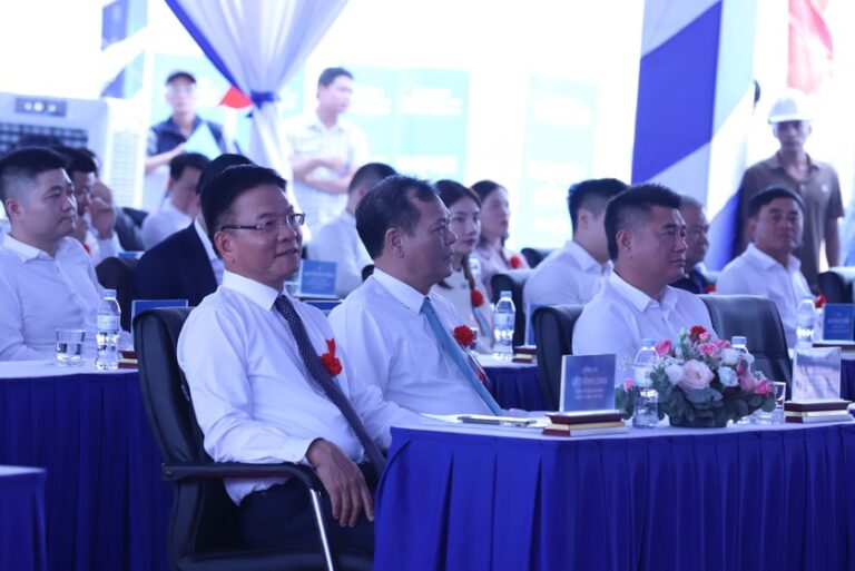 Phó Thủ tướng Chính phủ Lê Thành Long cùng lãnh đạo các bộ, ngành và chính quyền địa phương tham dự. Ảnh: Báo PLVN