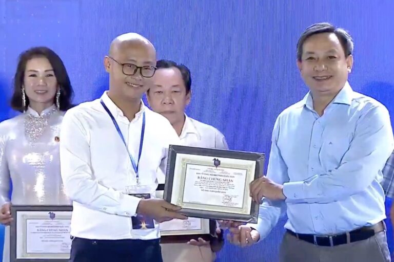 Báo Pháp luật Việt Nam nhận giải Khuyến khích loại hình bìa báo ở hạng mục Sản phẩm báo chí ấn tượng tại Hội báo toàn quốc 2025. Ảnh: Báo PLVN